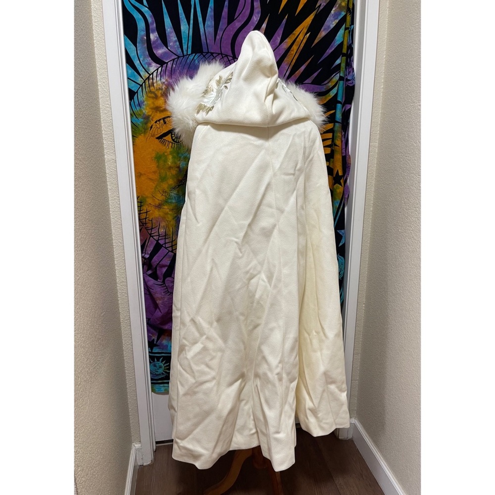 🌈 Gorgeous fur embroidered flowers cape - Picture 6 of 8